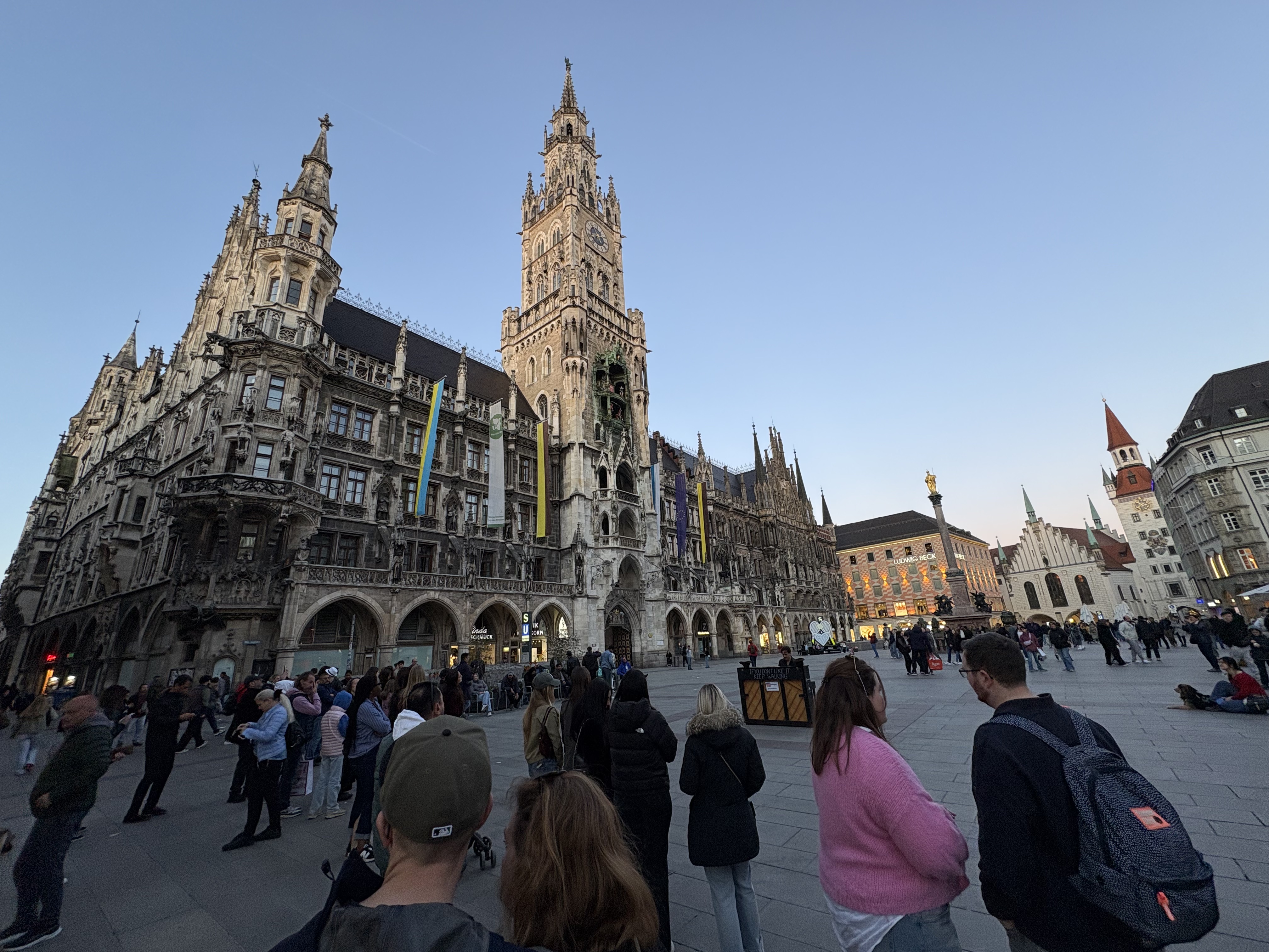 Marienplatz with Neues Rathaus at dusk